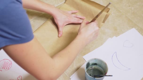 Kız bir fırça ile çeşitli duygular kağıt torbaları üzerinde çizer. Suratlar duygular kavramı — Stok video