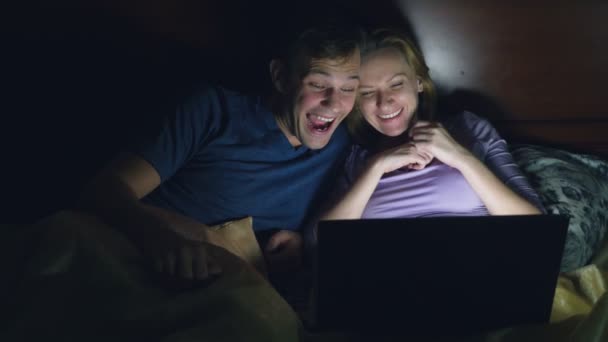 Casal Homem Mulher Assistindo Filme Laptop Uma Cama Quarto Antes — Vídeo de Stock