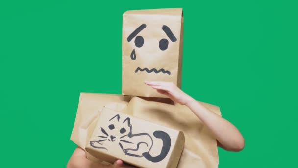 Pojmu emoce, gesta. úsměv s malovanými smajlík, pláčem, smutný a hladit kočku. vykreslí na box — Stock video