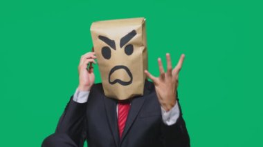 duygu, jest kavramı. saldırgan, sinirli boyalı bir surat ile kafasına bir paketi olan bir adam. cep telefonundan konuşuyor