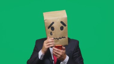 duygu, jest kavramı. telefonla konuşan bir adam ile boyalı gülen ağlayan, kafasında bir paket ile üzgün,