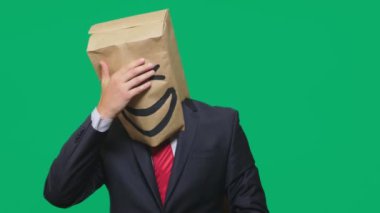 duygular, jest kavramı. kağıt poşet boyalı bir ifade ile kafasına bir adamla gülümse, sevinç