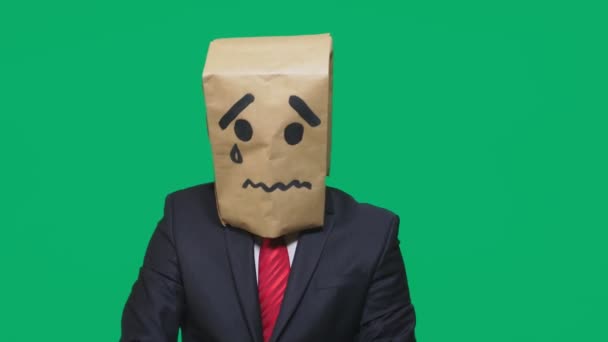 Pojmu emoce, gesta. muž s balíčkem na hlavě, s malovaný obličej plakat, smutná — Stock video