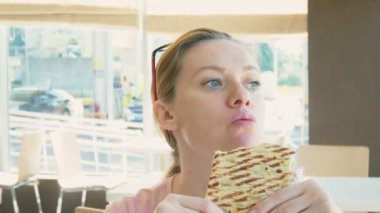 Bir sandviç yiyip bir lokanta kafede kahve içmeyi hoş kadın. Lokanta.