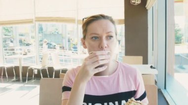 Bir sandviç yiyip bir lokanta kafede kahve içmeyi hoş kadın. Lokanta.