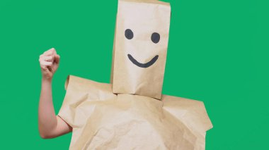 duygular, jest kavramı. kağıt poşet boyalı bir ifade ile kafasına bir adamla gülümse, sevinç