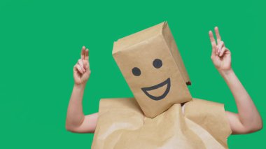 duygular, jest kavramı. kağıt poşet boyalı bir ifade ile kafasına bir adamla gülümse, sevinç