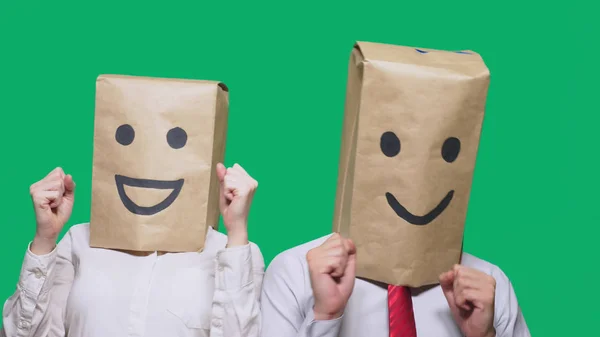 Концепція емоцій, жестів. пара людей з сумками на голові, з пофарбованим смайликом, посмішкою, радістю, сміхом . — стокове фото