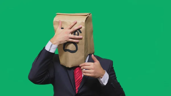 Koncepcja emocje, gesty. człowiek z torby papierowe na głowie, z malowane emotikon, strach. — Zdjęcie stockowe
