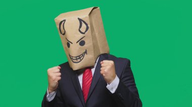 duygu, jest kavramı. bir paket bir boyalı gülen kızgın, kurnaz, haset ile kafasına bir adamla.