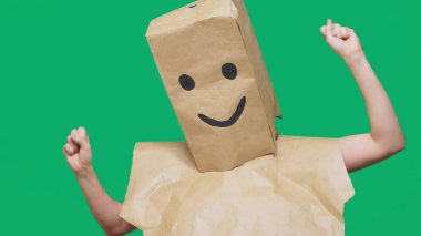 duygular, jest kavramı. kağıt poşet boyalı bir ifade ile kafasına bir adamla gülümse, sevinç