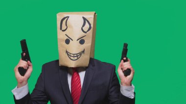 duygu, jest kavramı. bir paket bir boyalı gülen kızgın, kurnaz, haset, şeytan, elinde tabanca ile kafasına bir adamla