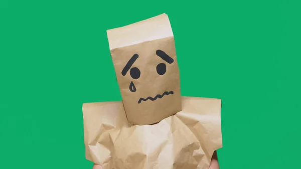 Concepto de emoción, gestos. un hombre con un paquete en la cabeza, con una sonrisa pintada, agotado, cansado — Foto de Stock