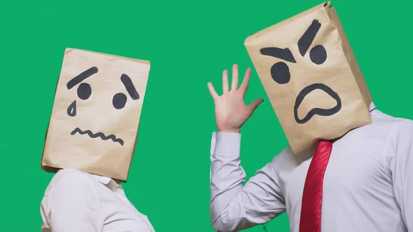 Het Concept Van Emoties Gebaren Twee Mensen Papieren Zakken Met — Stockfoto