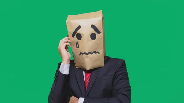 Pojmu emoce, gesta. muž s balíčkem na hlavě, s pláč malovaný veselý, smutný, mluví po telefonu — Stock fotografie