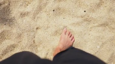 Mens bacaklar deniz kum ve dalga, gevşeme okyanus üzerinde plaj, yaz tatili.