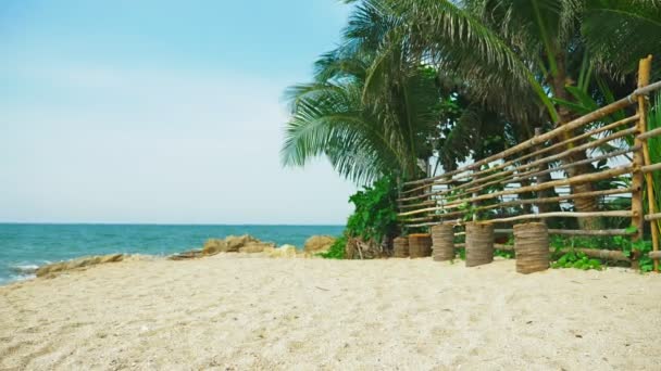 Bambu kutup çit tropik bir adada. palmiye kaplı shore ile beyaz kumlu plaj. — Stok video