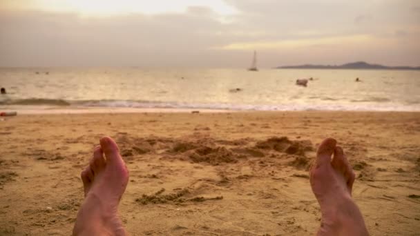 Mens Pernas na areia do mar e onda, Relaxamento na praia do oceano, férias de verão . — Vídeo de Stock