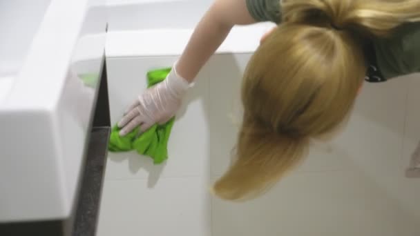 Vrouw huisvrouw doet het schoonmaken in de badkamer van haar huis — Stockvideo