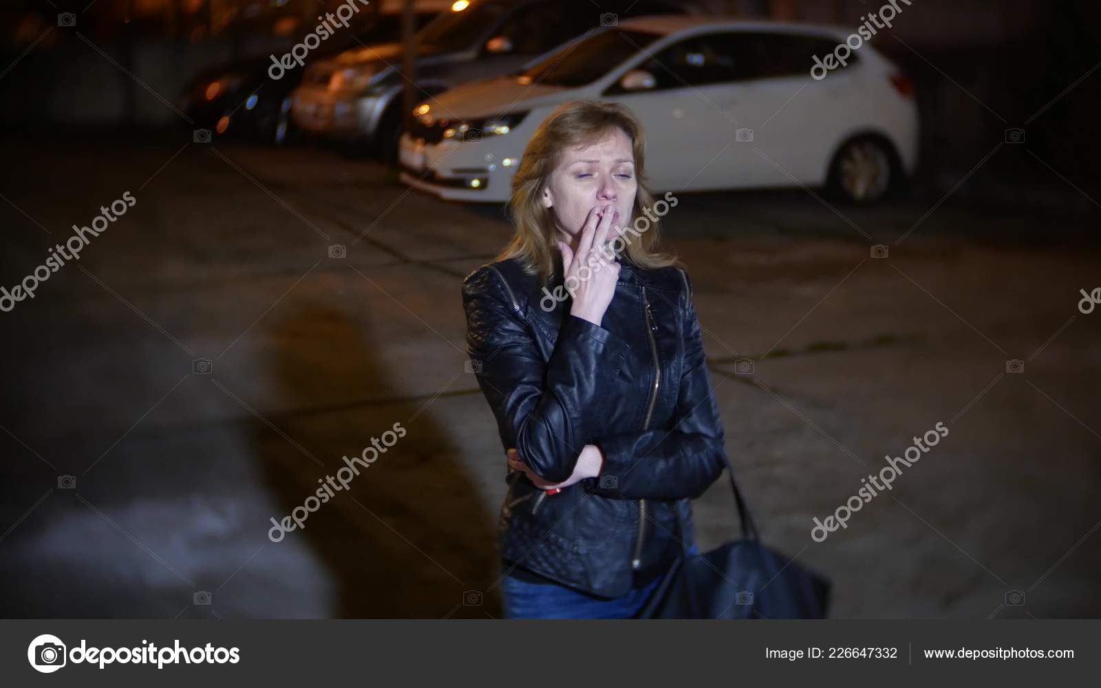 Девочки курят. Девушки курят на улице. Люди на улице. Женщины курят на улице. Курящие девушки на улице.