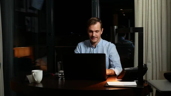 Business, overwork, deadline and concept of people - a man working on a laptop at night. — Stock Photo, Image