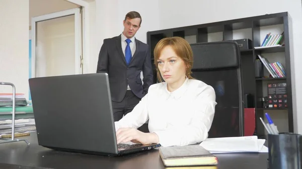 Chefe irritado com mulher trabalhadora no escritório . — Fotografia de Stock