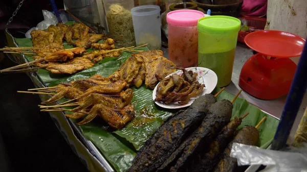 Thai straat voedsel. avondmarkt in Thailand, producten op de planken. — Stockfoto