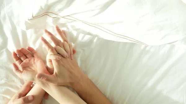 Elinde bir çift. Erkek ve kadın seks. üstten görünüm