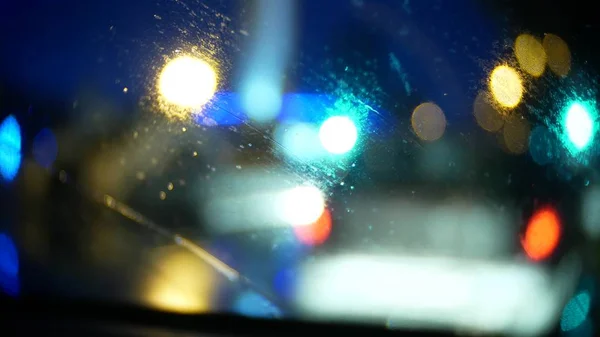 汽车擦除夜间雨在城市 — 图库照片