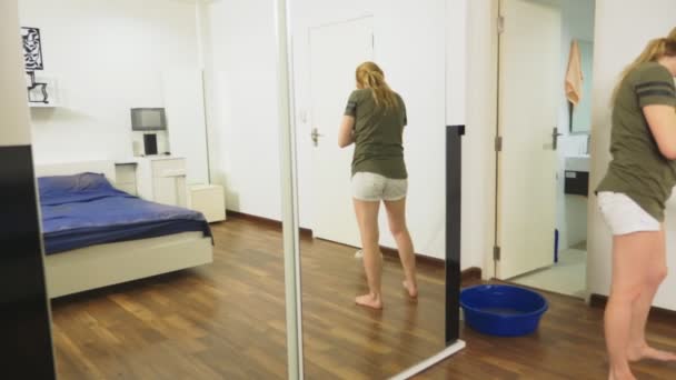 Junge Frau Putzt Das Schlafzimmer Mit Reinigungsprodukten Und Geräten Hauswirtschaftskonzept — Stockvideo