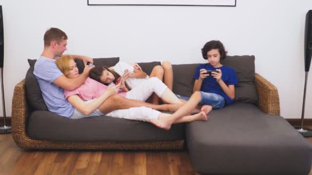 Familia Encantadora Mamá Papá Hija Hijo Están Viendo Televisión Sala — Vídeo de stock