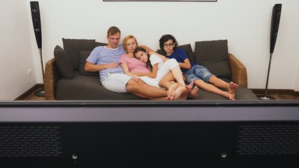 魅力的な家族 お母さん お父さん 娘と息子がテレビを見てリビング ルームで一緒に — ストック動画