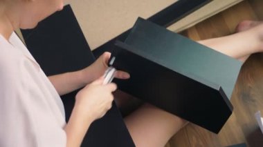 Evde mobilya montaj, bir ev kadını araya el aletleri kullanarak bir bilgisayar masası.