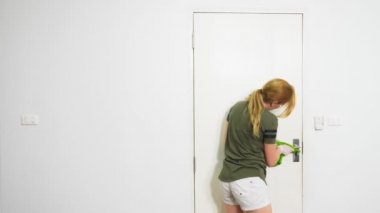 Genç kadın ile temizlik ürünleri ve ekipmanları, ev kavramı yatak Temizleme