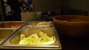 Self servis. aşçı kızartılmış yemek hazırlar