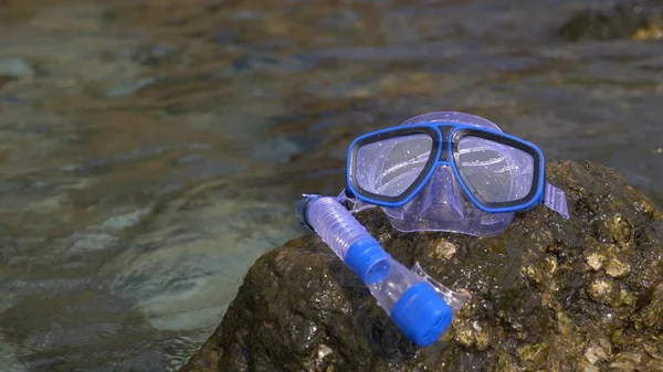 Una máscara y snorkel en la playa cerca del mar —  Fotos de Stock