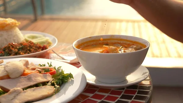 Kryddig räksoppa är en thailändsk maträtt med syrlig och kryddig smak. några ösa kryddig räksoppa. närbild — Stockfoto