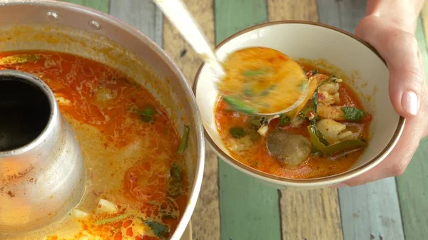 Cozinhar sopa tailandesa Tom Yam. comida de rua — Fotografia de Stock