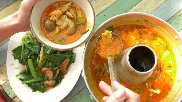 Cooking Thai soup Tom Yam. street food — Stock Photo, Image