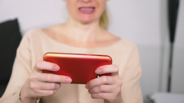 Femme jouer à un jeu sur téléphone intelligent — Video