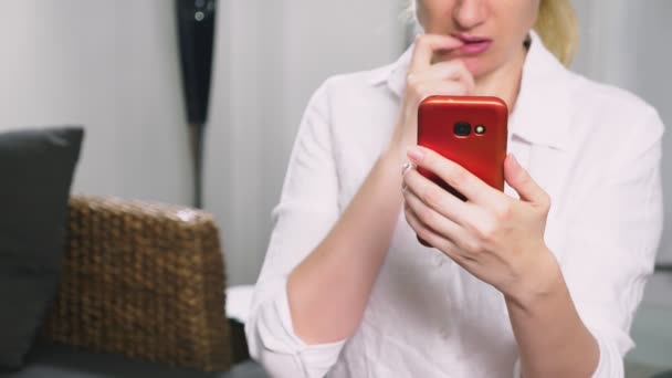 Mujer utiliza teléfono inteligente. mujer leer malas noticias en el teléfono inteligente . — Vídeos de Stock