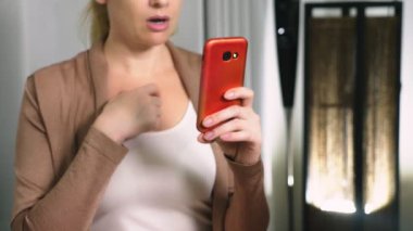 kadın smartphone kullanır. kadın smartphone kötü haber oku.