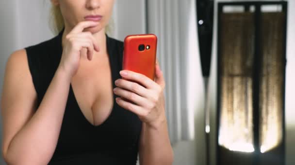 Mulher usa smartphone. mulher ler más notícias no smartphone . — Vídeo de Stock