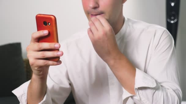 Homme utilise smartphone. homme lire les mauvaises nouvelles dans le smartphone . — Video