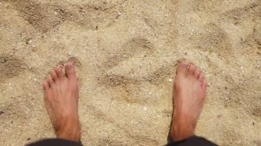 Mens bacaklar deniz kum ve dalga, gevşeme okyanus üzerinde plaj, yaz tatili