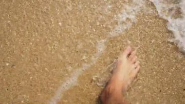 Mens bacaklar deniz kum ve dalga, gevşeme okyanus üzerinde plaj, yaz tatili.