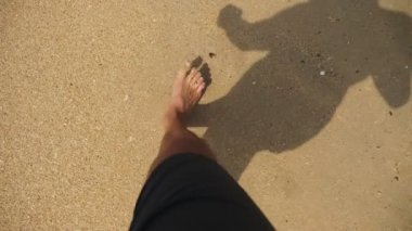 Mens bacaklar deniz kum ve dalga, gevşeme okyanus üzerinde plaj, yaz tatili.