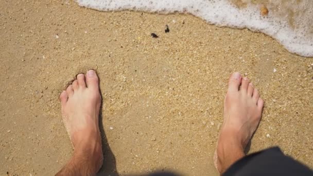 Hommes Jambes sur la mer sable et vague, Détente sur la plage de l'océan, Vacances d'été . — Video