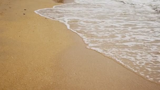 Piernas para hombre en la arena del mar y las olas, Relajación en la playa del océano, Vacaciones de verano . — Vídeo de stock