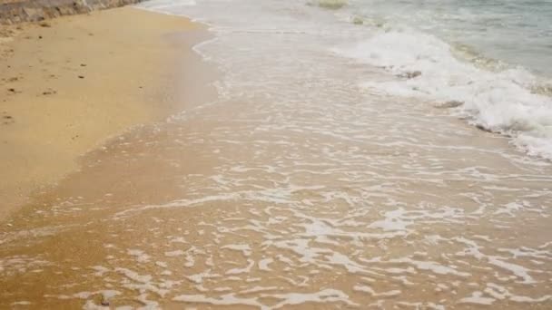 Piernas para hombre en la arena del mar y las olas, Relajación en la playa del océano, Vacaciones de verano . — Vídeos de Stock